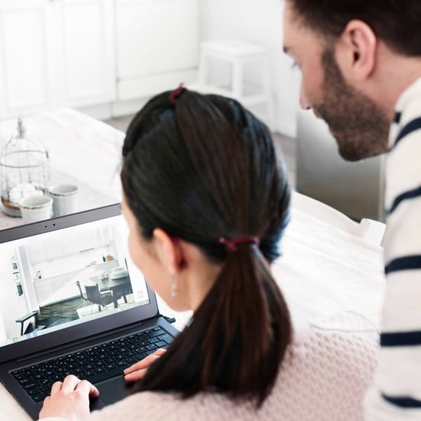 A couple using a 3D planner to plan their kitchen