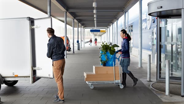 A customer loading his IKEA trailer.