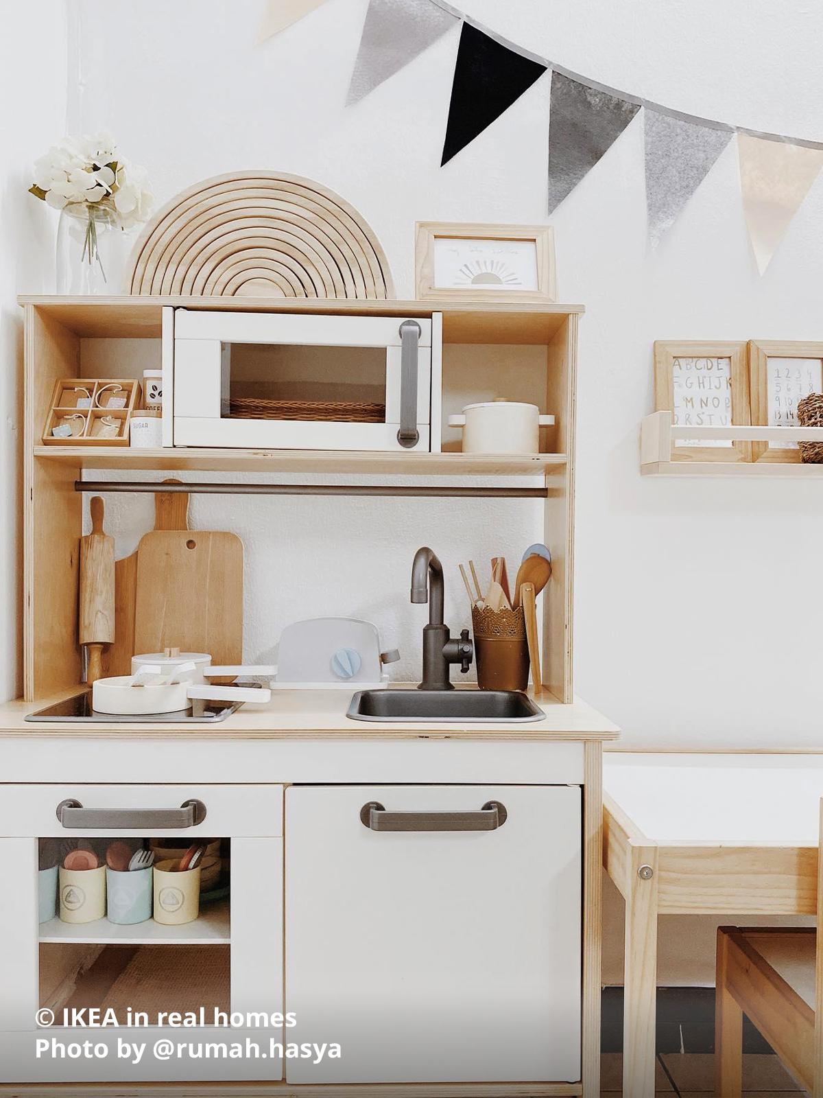 A DUKTIG play kitchen in a children's room setting. Photo by instagrammer @rumah.hasya from IKEA in real homes ©