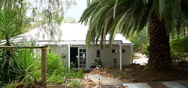 a-family-bungalow-in-a-natural-setting