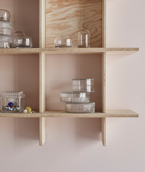 A few carefully chosen objects go well with the framing effect of an INDUSTRIELL shelving unit.