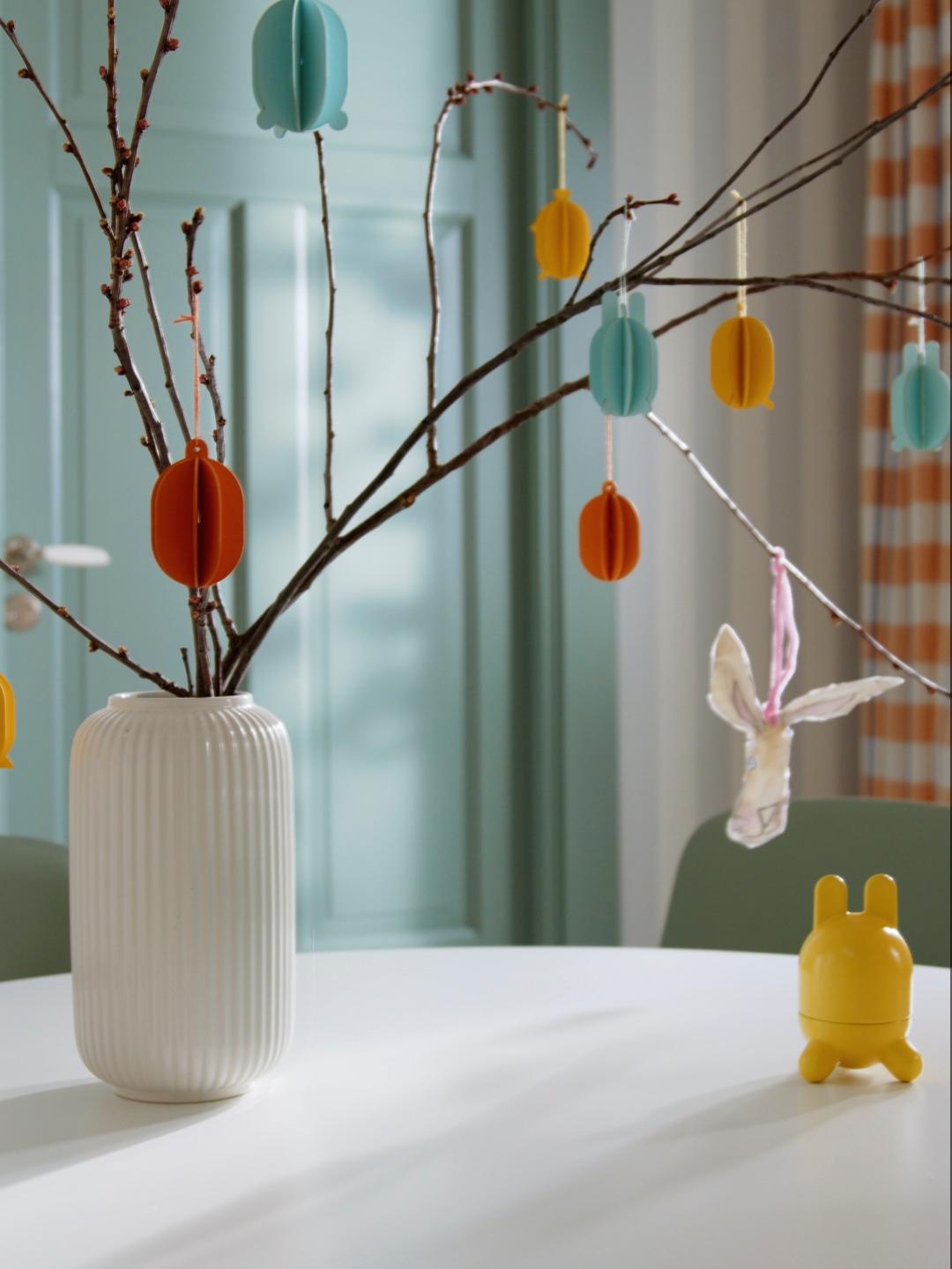 A film showing a turquoise TJÄRLEK bowl with lid appearing on a table. A hand lifts the lid, and wrapped sweets fall out.