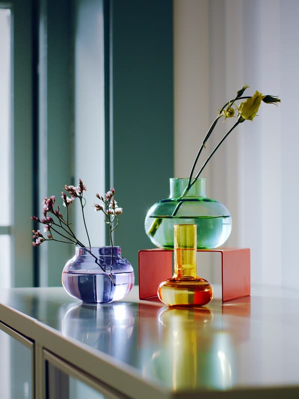 A film showing different cut flowers appearing, disappearing, and reappearing in multicolour TJÄRLEK vases, set of 3.