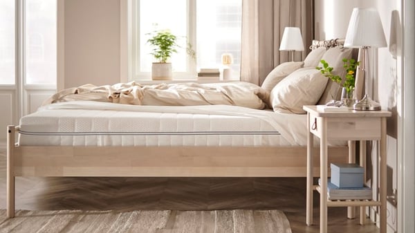 A firm/white ÅBROTTEN foam mattress