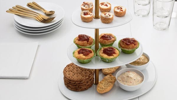 A FORADLA serving stand with server different types of treats displayed on it