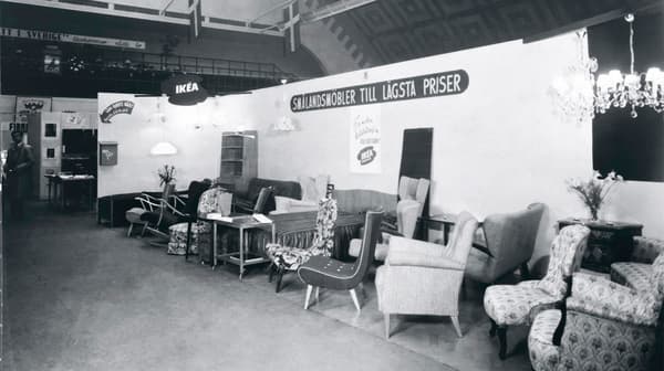A fotografía en branco e negro que mostra a primeira exposición de IKEA en Älmhult, Suecia.