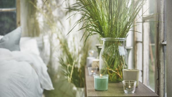 A Fresh grass/light green HEDERSAM scented tealight
