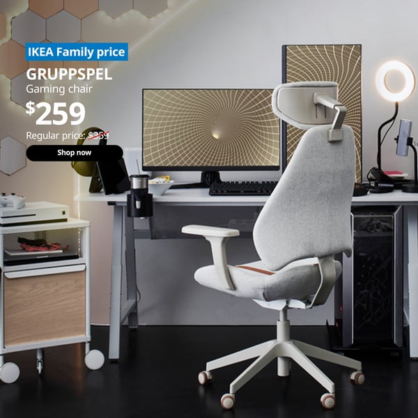 A front shot of a gaming desk and a gunnared beige GRUPPSPEL gaming chair. On the top left corner, a blue tag with white text that reads 