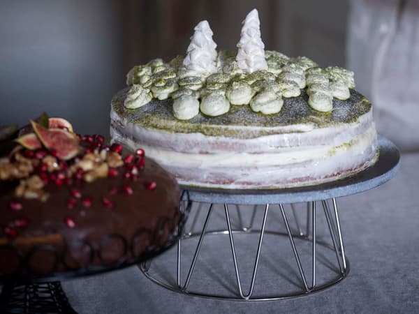A frosted cake on a BAKGLAD cake stand.