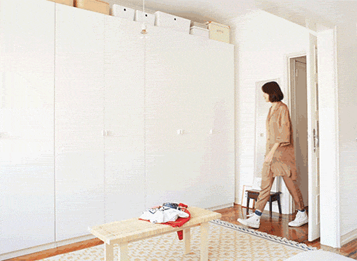 A GIF of Carolina using her wardrobe.