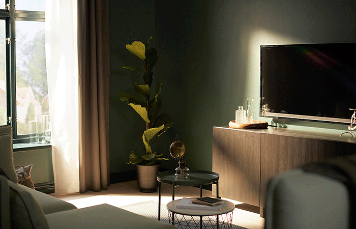A GIF showing the effects of a roller blind to help decrease glare in a TV screen.