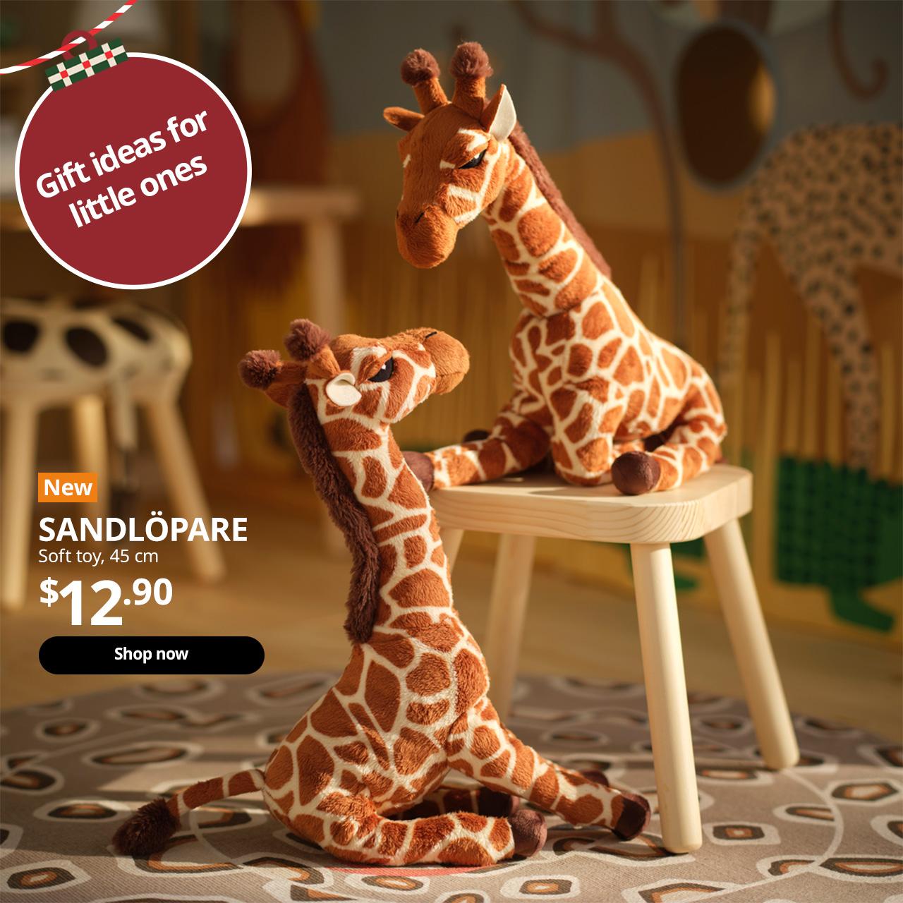 A giraffe calf/brown SANDLÖPARE soft toy