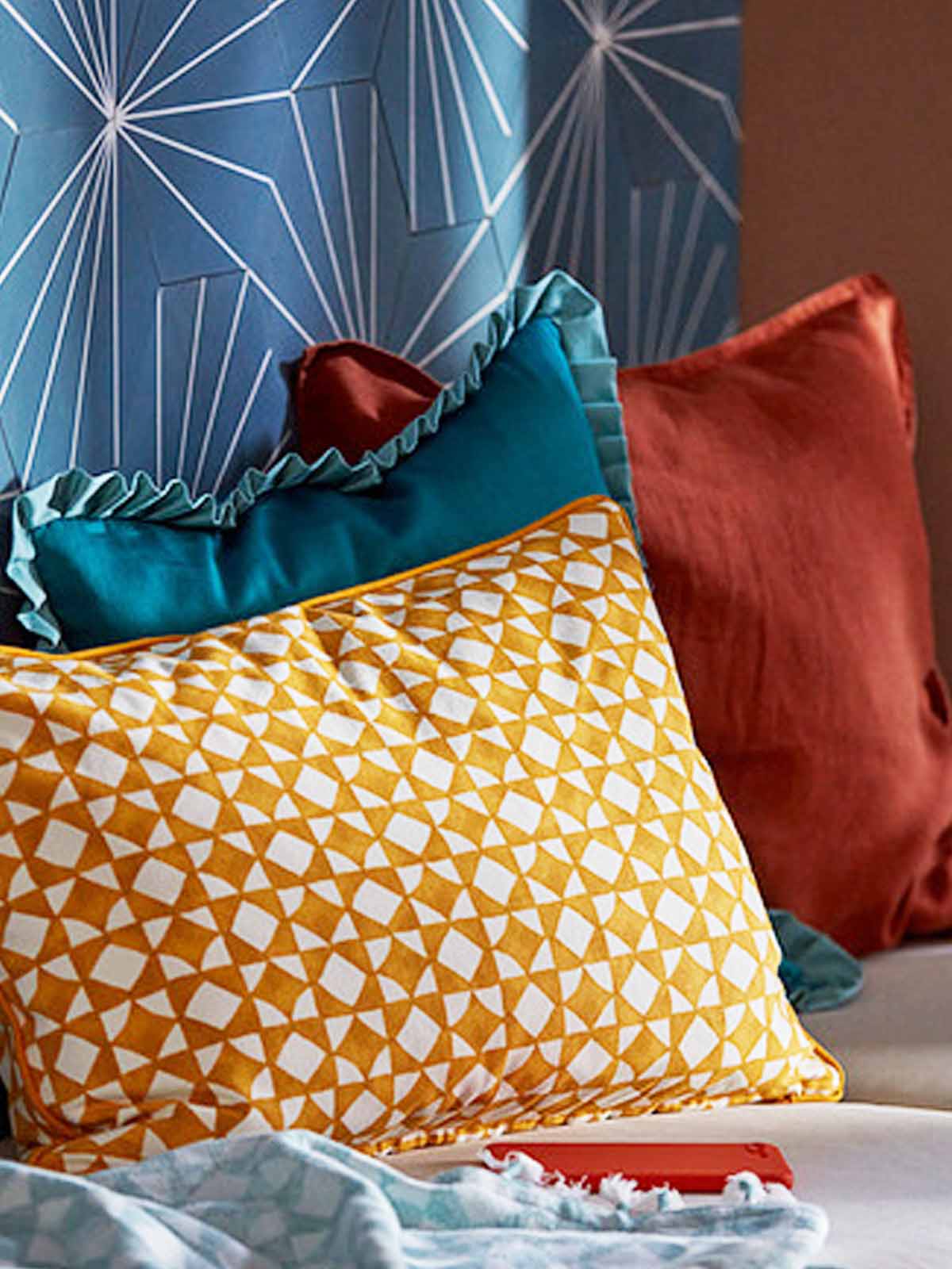 A GOKVÄLLÅ cushion with a blue and red cushion.