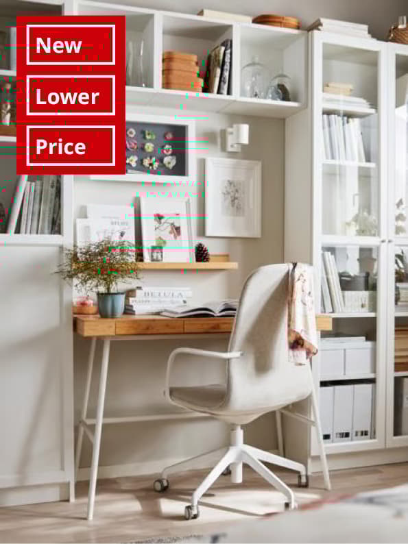 A green SJÄLSLIGT decoration in the home office