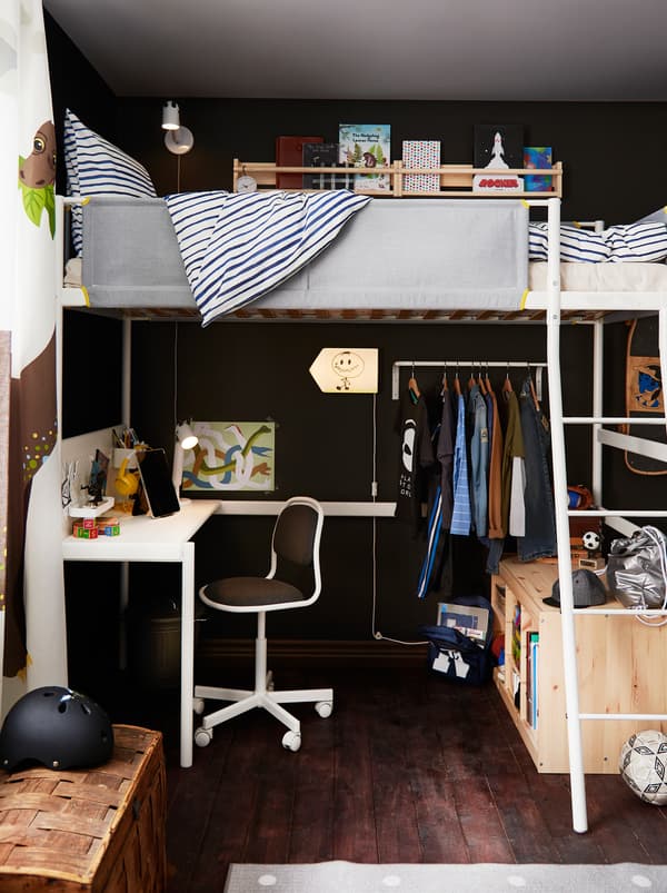 A gyerekszoba egy részlete egy VITVAL galériaággyal, alul pedig egy dolgozó sarok, tárolókkal és egy akasztón ruhákkal.