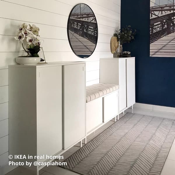 A hallway setting with white KLEPPSTAD shoe cabinets and bench storage. IKEA in real homes Photo by @caspiahome
