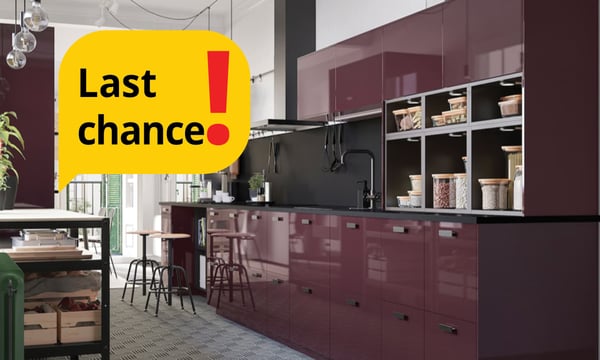 A high-gloss kitchen in dark red-brown, a hexagon-patterned floor and naked light bulbs on cords that hang from the ceiling.