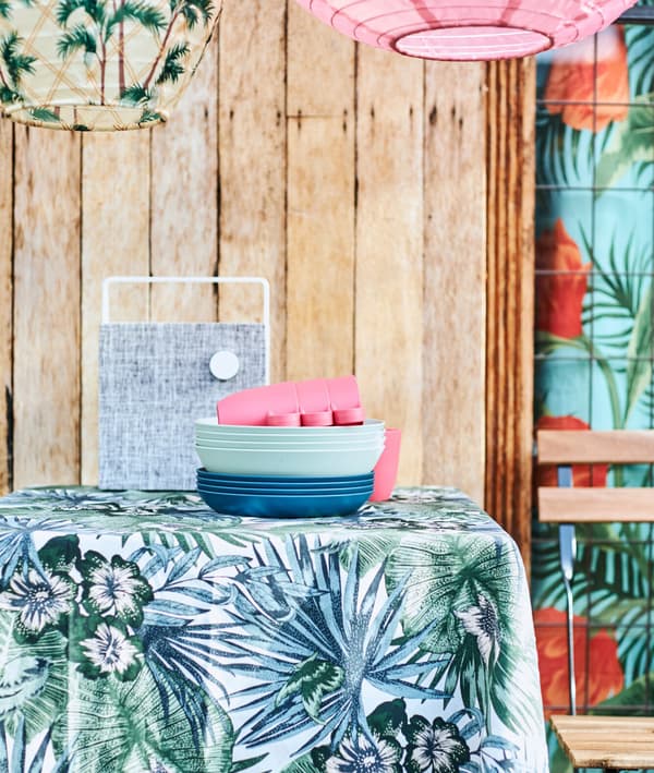 A hordozható ENEBY hangszóró az asztalon van, kellemes hangulatot teremt a teraszon.