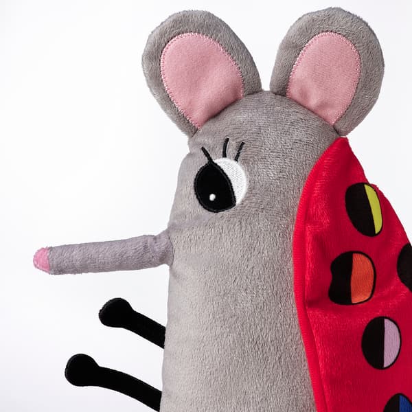 A Katica egér puha játék oldalról.