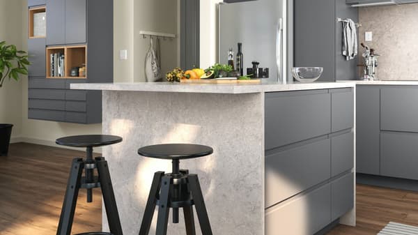 A kitchen consisting of dark gray SEKTION cabinets with a kitchen island in the middle.