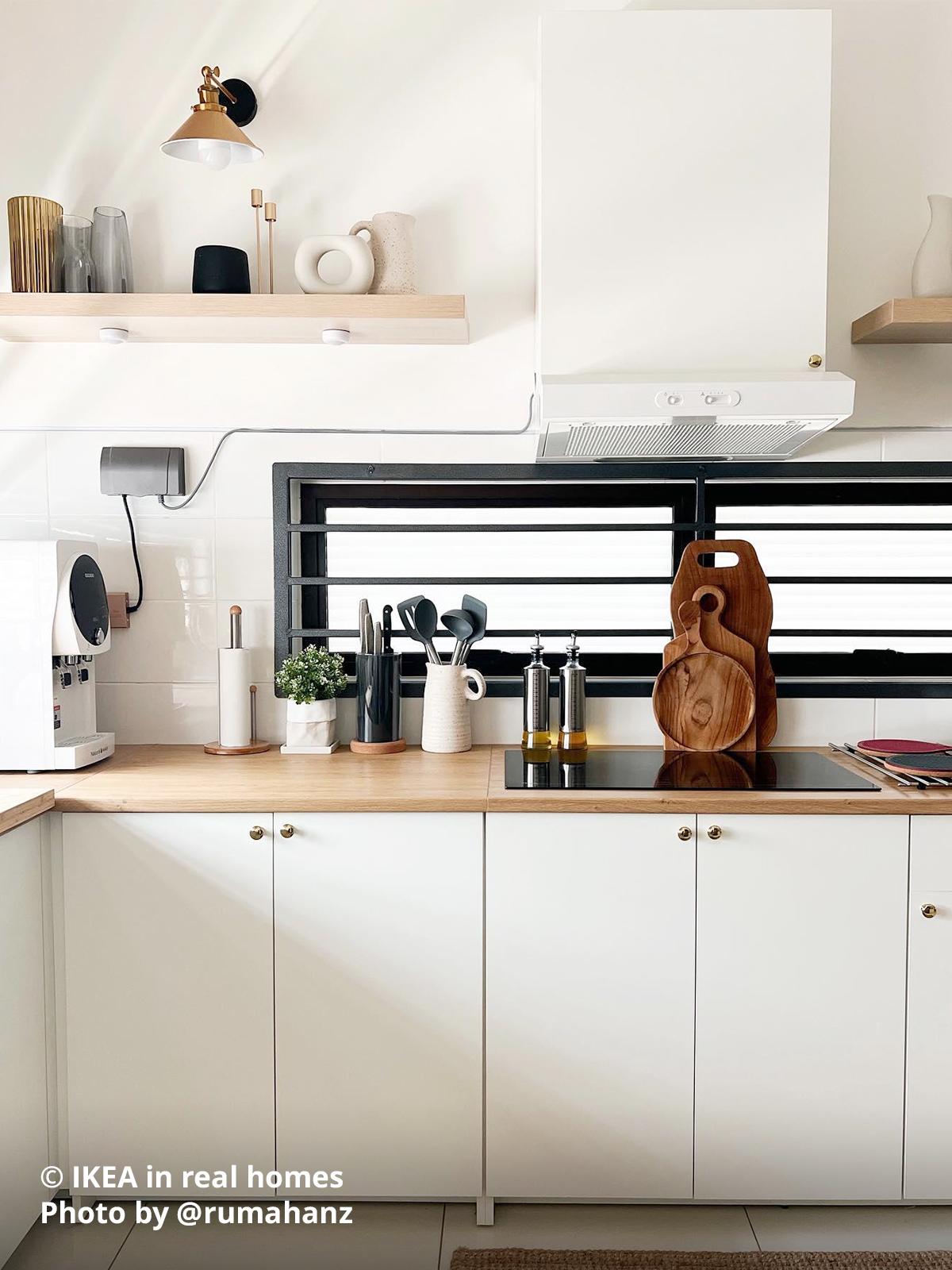 A kitchen setting - Featuring a METOD kitchen with oak effect countertop and white METOD cabinets customise to @rumahanz. Photo by instagrammer @rumahanz IKEA in real homes ©