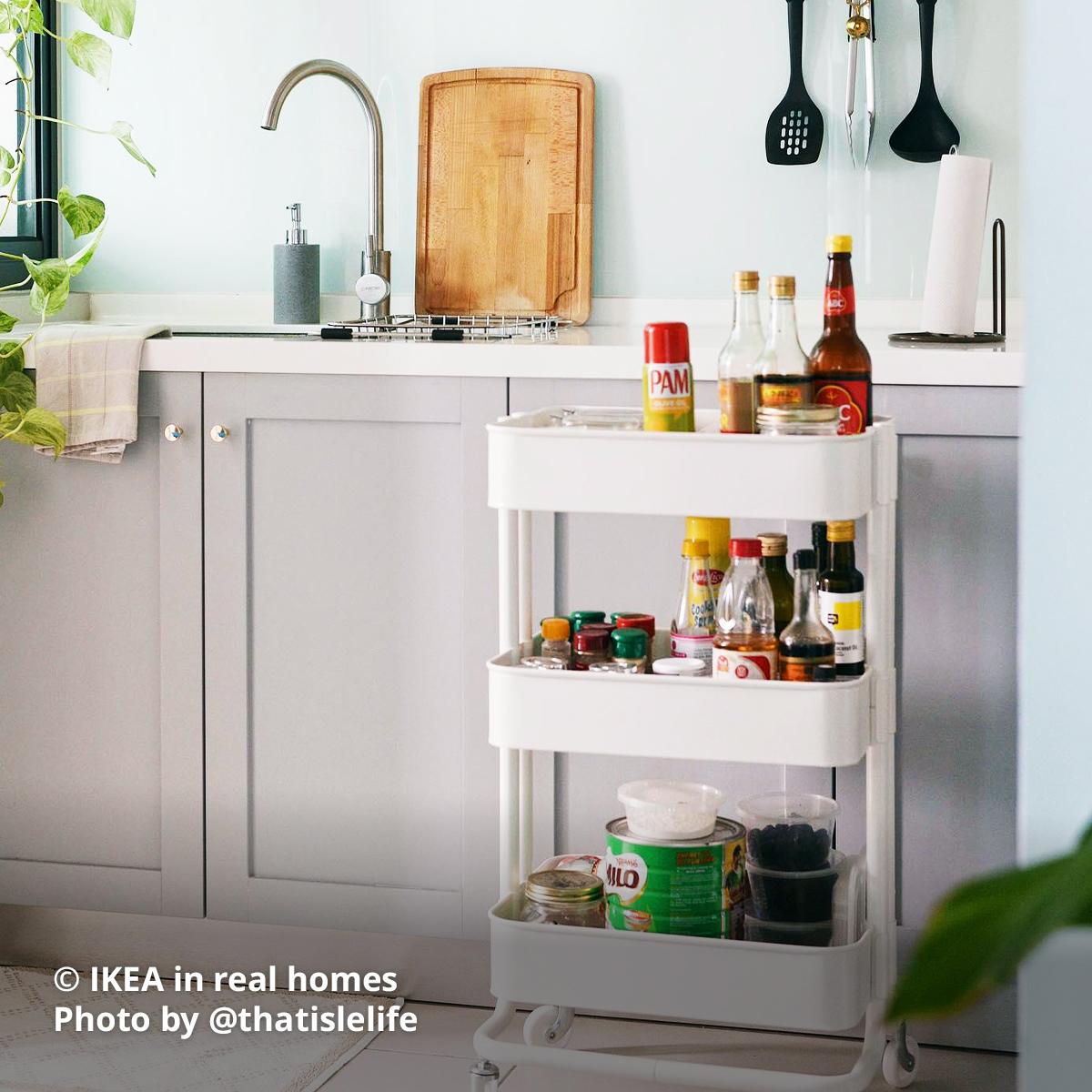 A kitchen setting - Featuring a white RÅSKOG in front of a METOD kitchen with white quartz countertop and grey cabinets customised to @thatislelifehome. Photo by instagrammer @thatislelifefrom IKEA in real homes ©