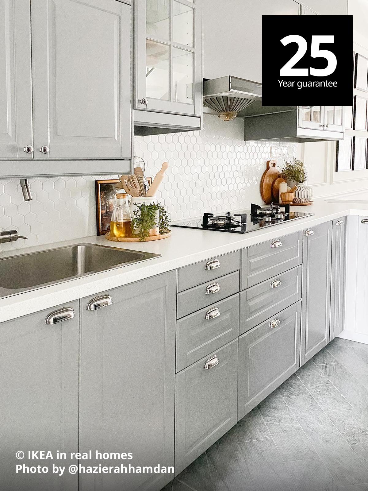 A kitchen setting - METOD kitchen with white quartz countertop and grey cabinets customised to @hazierahhamdan home. Photo by instagrammer @hazierahhamdan from IKEA in real homes ©