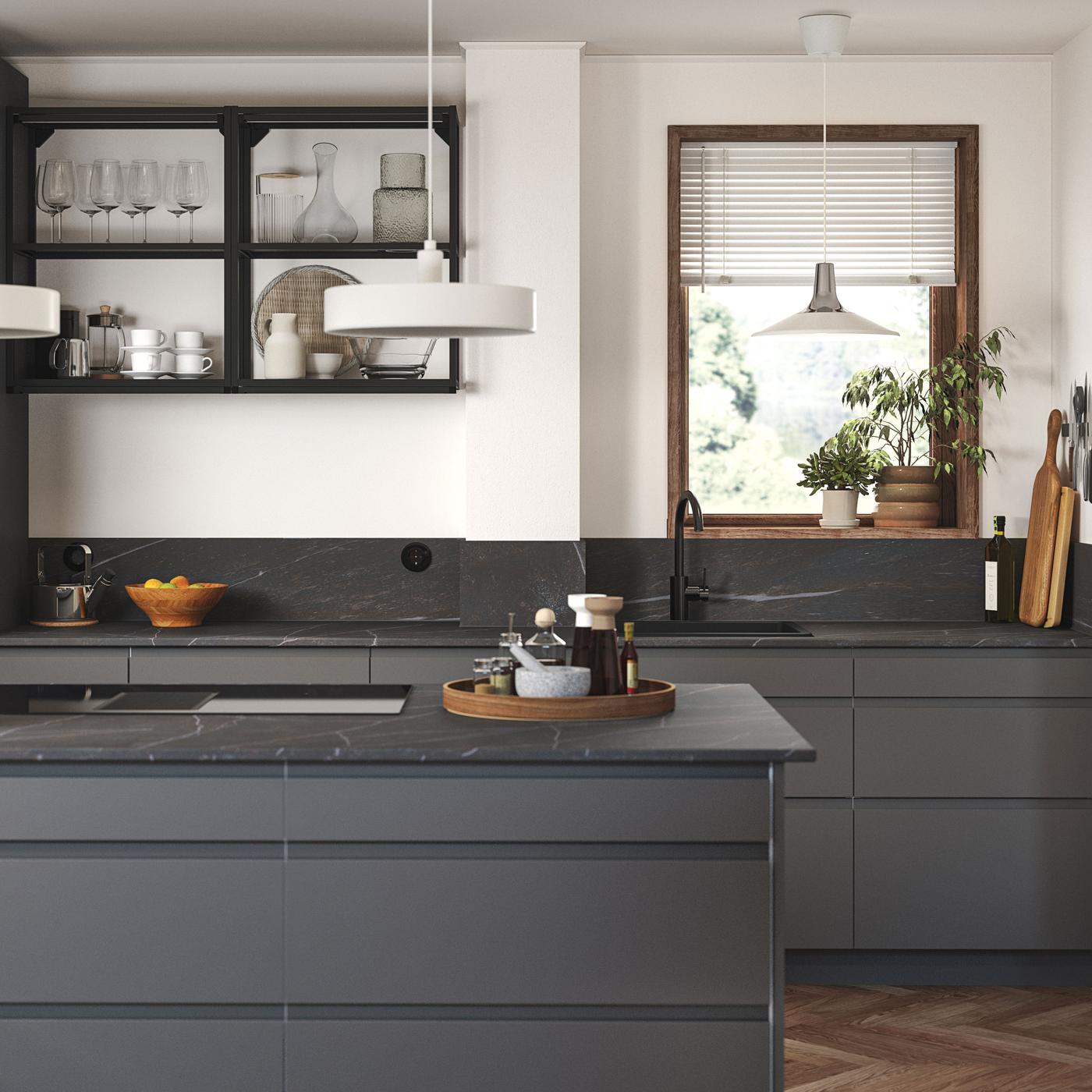 A kitchen with dark grey VOXTORP kitchen fronts.