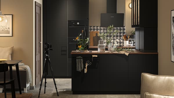 A kitchen with storage with NICKEBO doors in anthracite and BERÄKNA bowl in clear glass with KONSTFULL vase in clear glass.