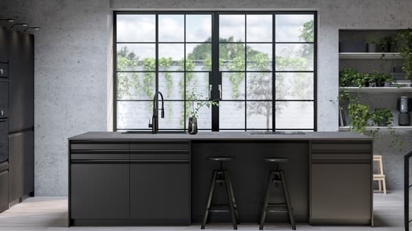 A kitchen with UPPLÖV anthracite fronts, DALFRED bar stools in black and FÖRDELAKTIG induction hob with integrated extractor.