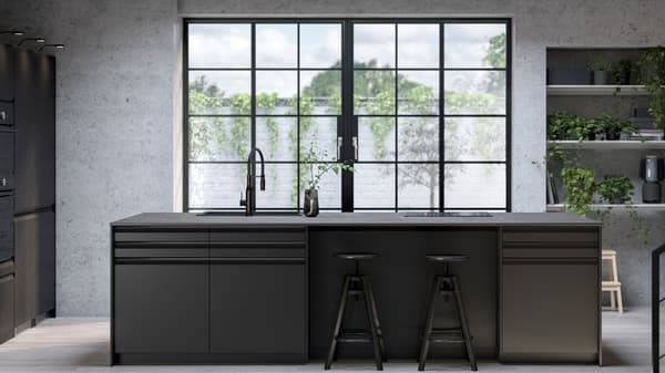 A kitchen with UPPLÖV anthracite fronts, DALFRED bar stools in black and FÖRDELAKTIG induction hob with integrated extractor.
