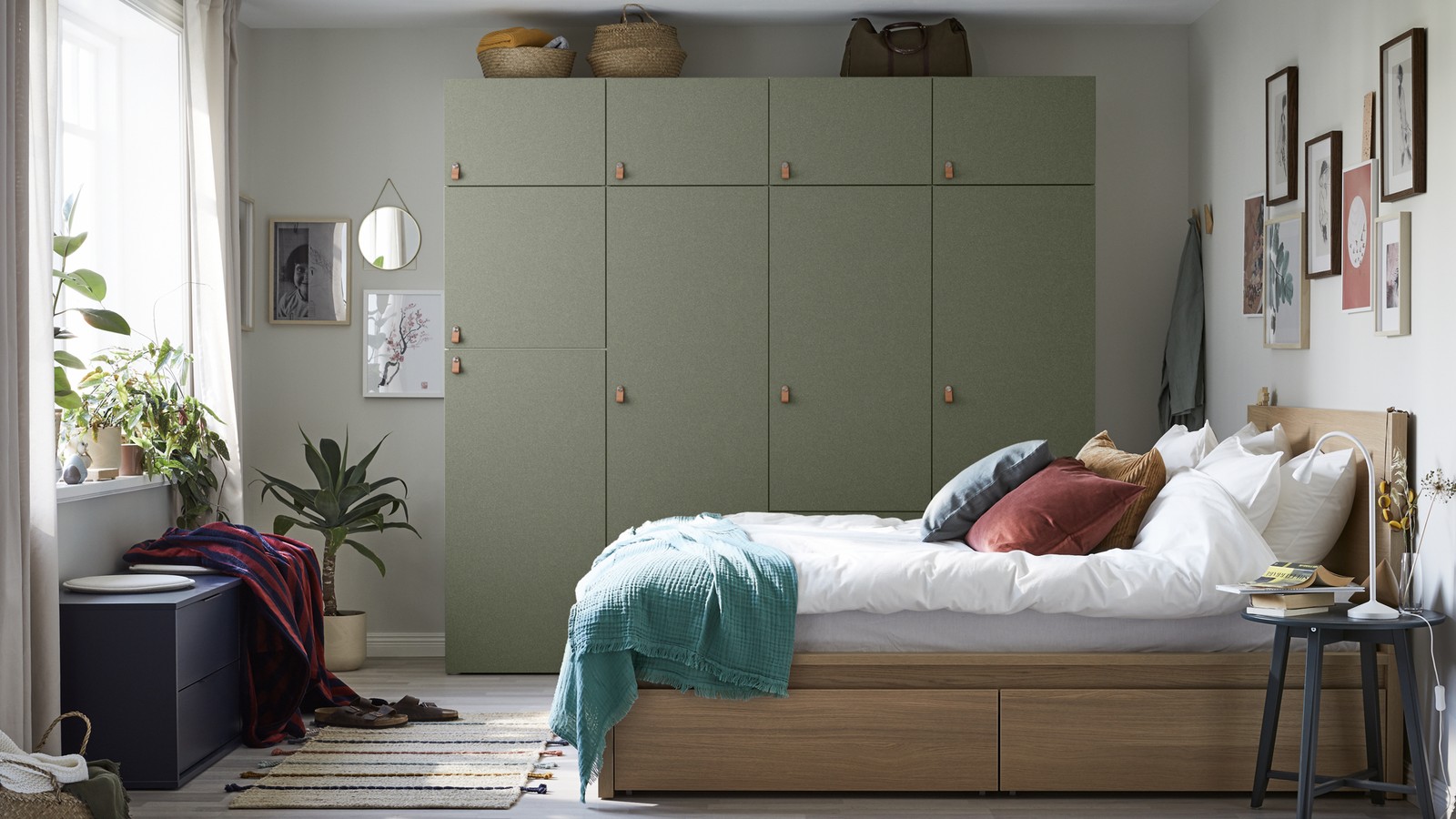 A tidy bedroom with space for everyone’s clothes - IKEA