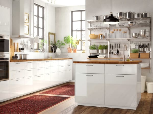 A large kitchen with an island that combines white RINGHULT doors in high gloss.