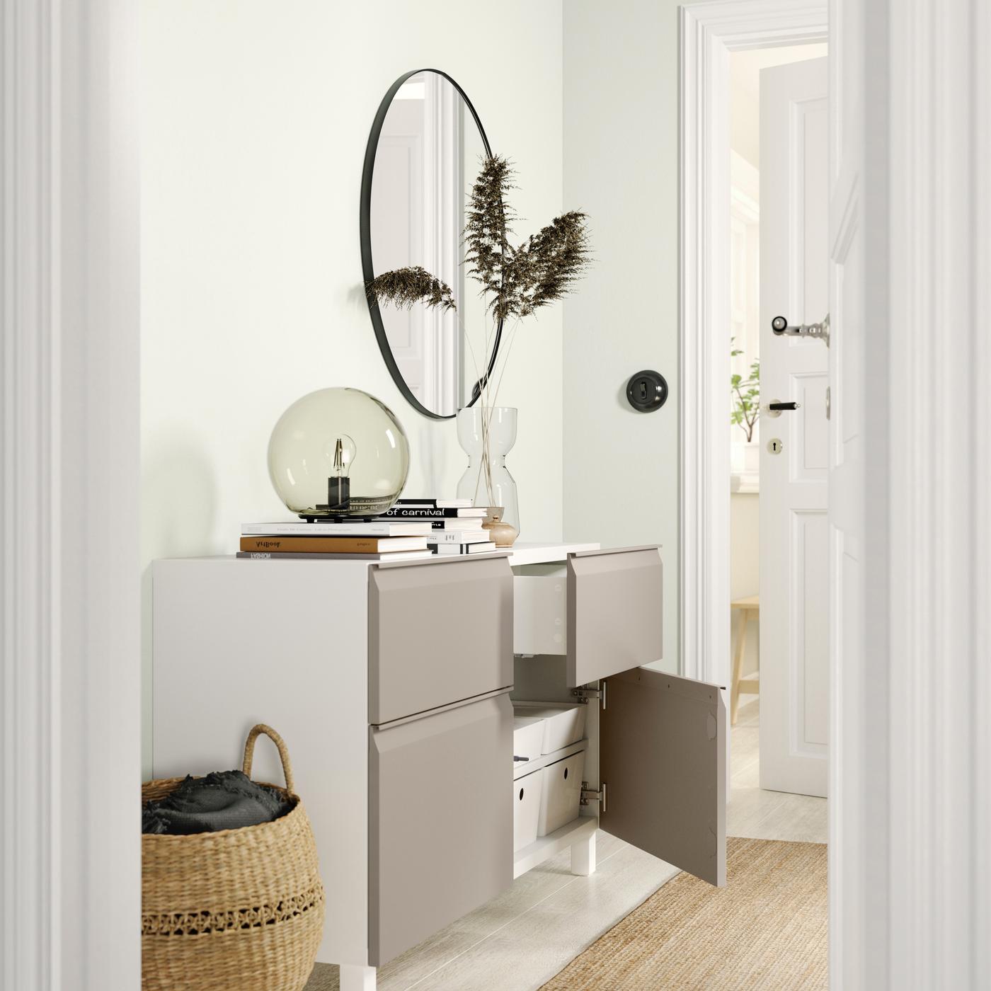 À l'entrée d'une maison, un buffet BESTA avec des portes beiges HAMMARSMED.