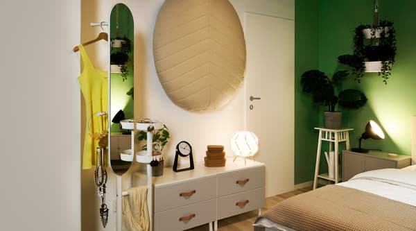 A LIERSKOGEN szobainas egy magas tükör és praktikus ruhaakasztók kombinációja