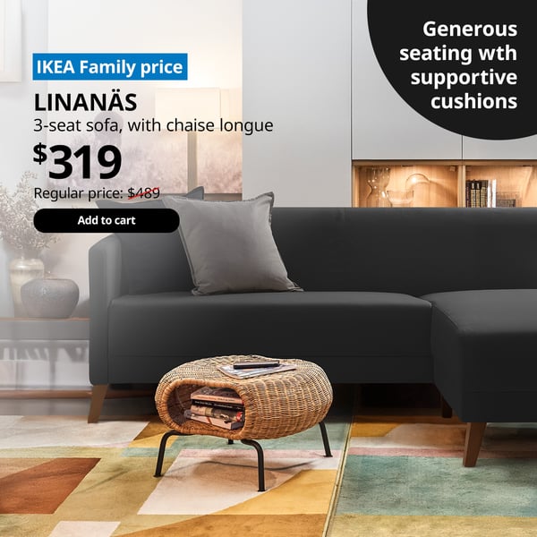 A LINANÄS 3-seat sofa with chaise longue in vissle dark grey in a living room setting. A blue tag with white text that reads 
