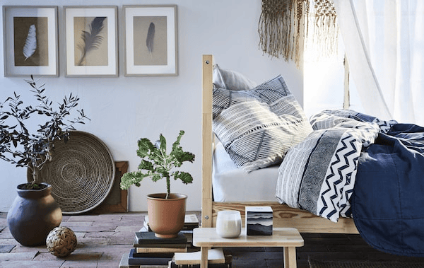 A living room with blue textiles, light wood and terracotta.