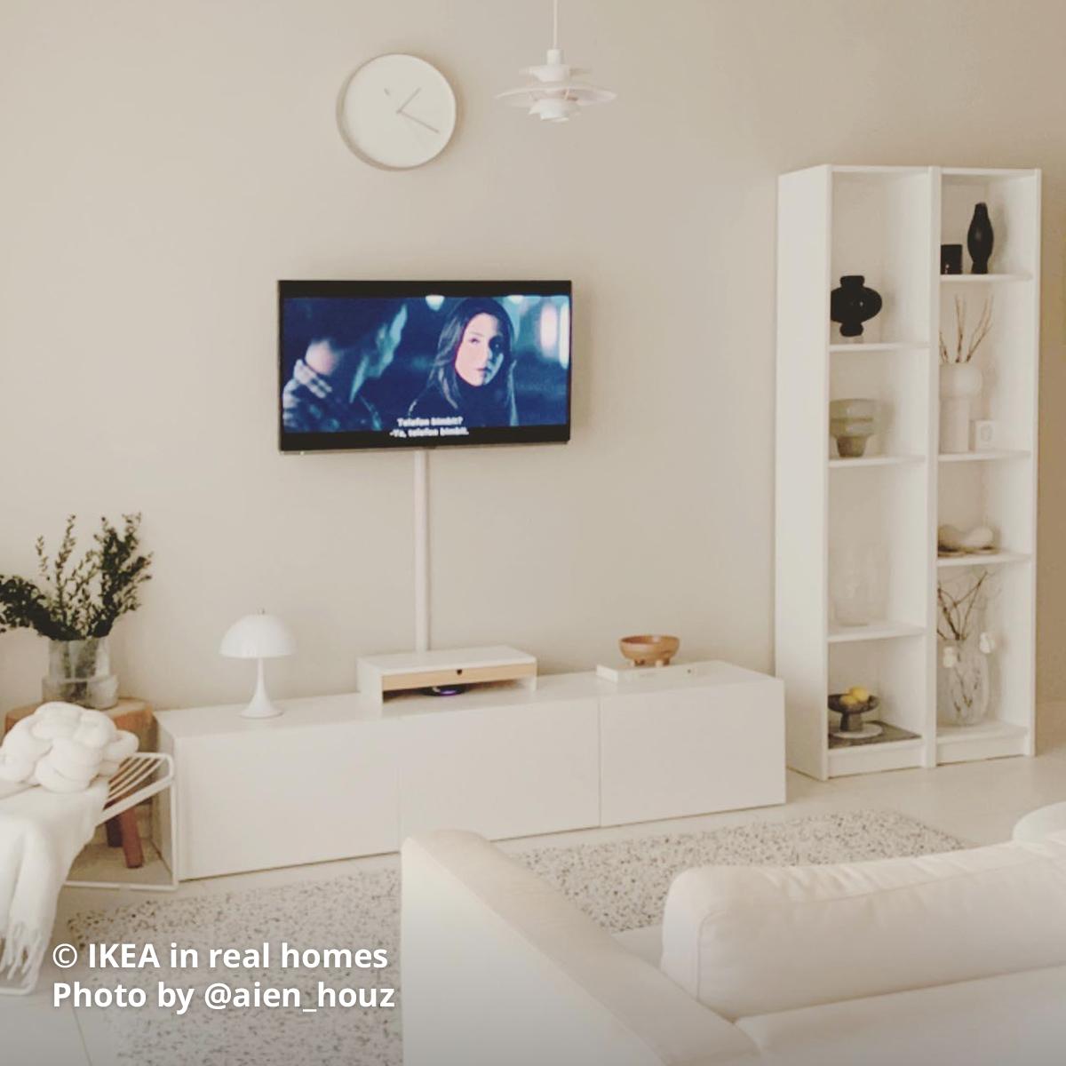 A living room with white BESTA TV bench and a white BILLY bookcase. IKEA in real homes Photo by @aien_houz.