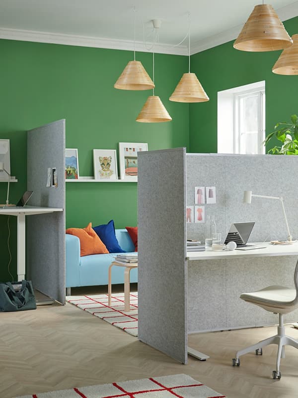 A livingroom adapted to office space thanks to room separators