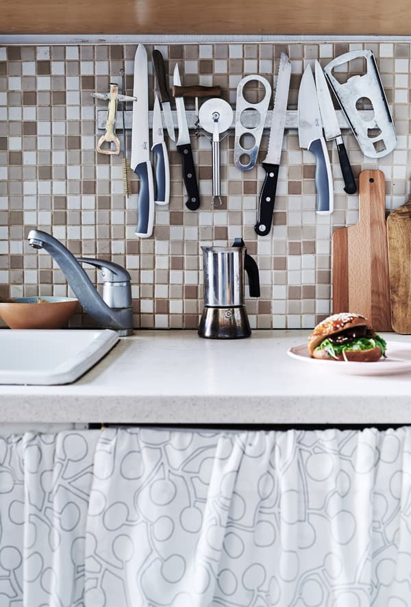 A magnet rail makes kitchen tools easy to access.