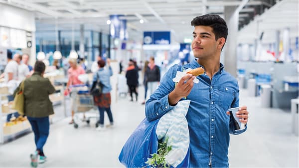 A man holding frakta bag on this shoulder