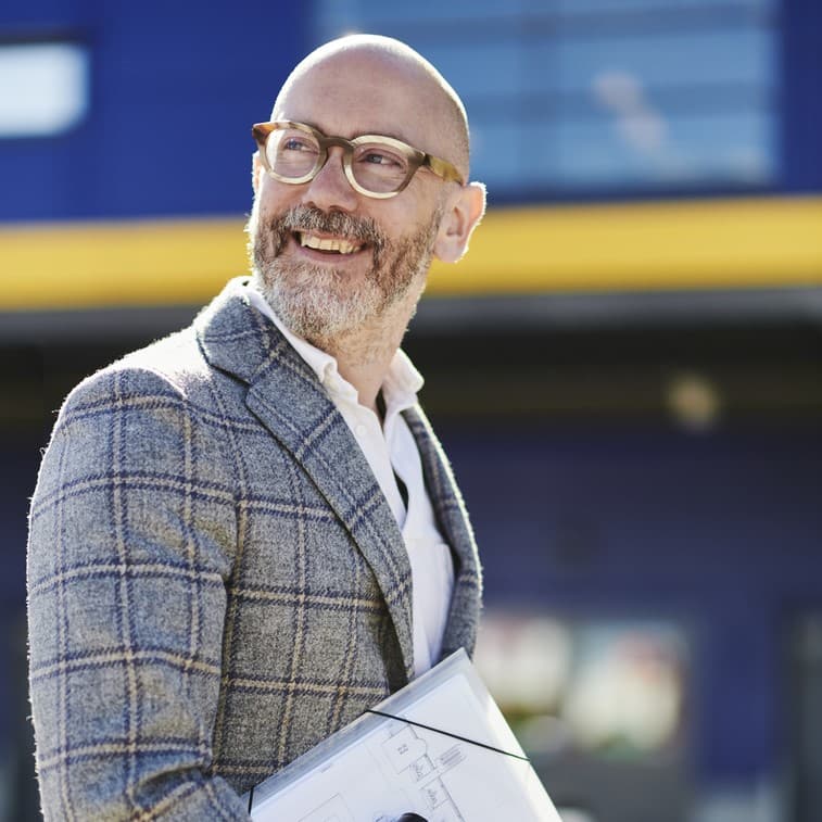 A man smiling in front ok the ikea store 
