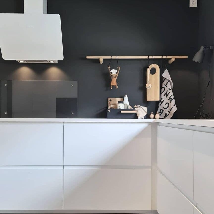 A METOD kitchen with contrasting VOXTORP fronts