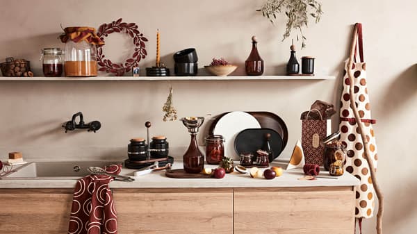 A mix of products from the KRÖSAMOS including canning jars and colorful aprons.