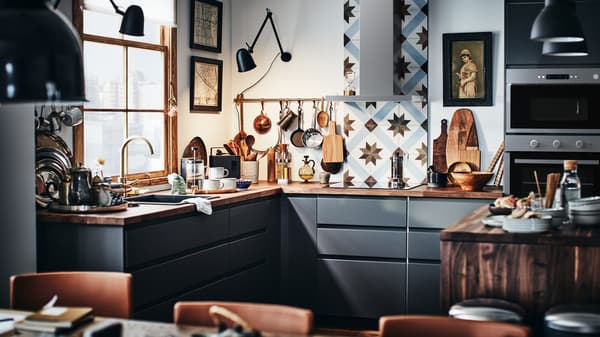 A modern METOD kitchen with dark grey fronts and a wooden worktop with a kitchen tile backsplash.