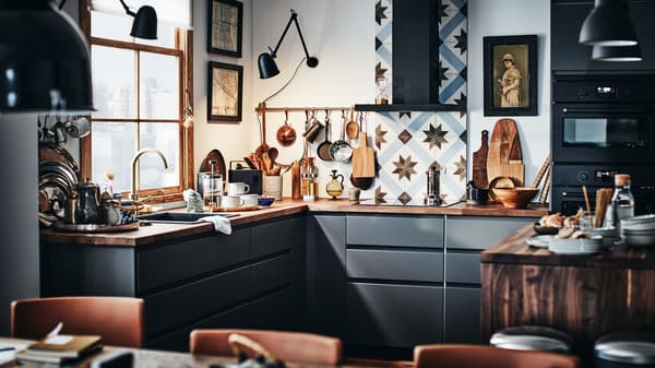 A modern METOD kitchen with dark grey fronts and a wooden worktop with a kitchen tile backsplash.