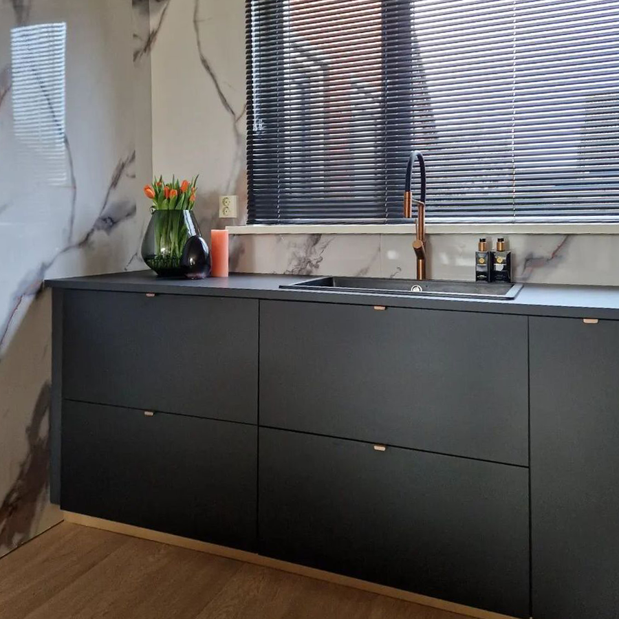 A modern, timeless METOD kitchen with NICKEBO fronts