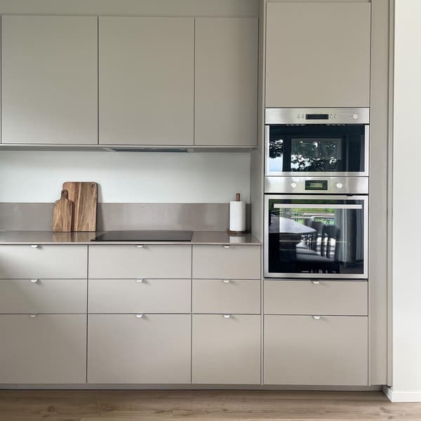 A modern, warm METOD kitchen with HAVSTORP fronts
