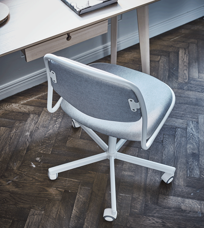 A moving GIF of the IKEA ÖRFJÄLL/SPORREN swivel chair in white and grey being covered and pinned with a green throw.