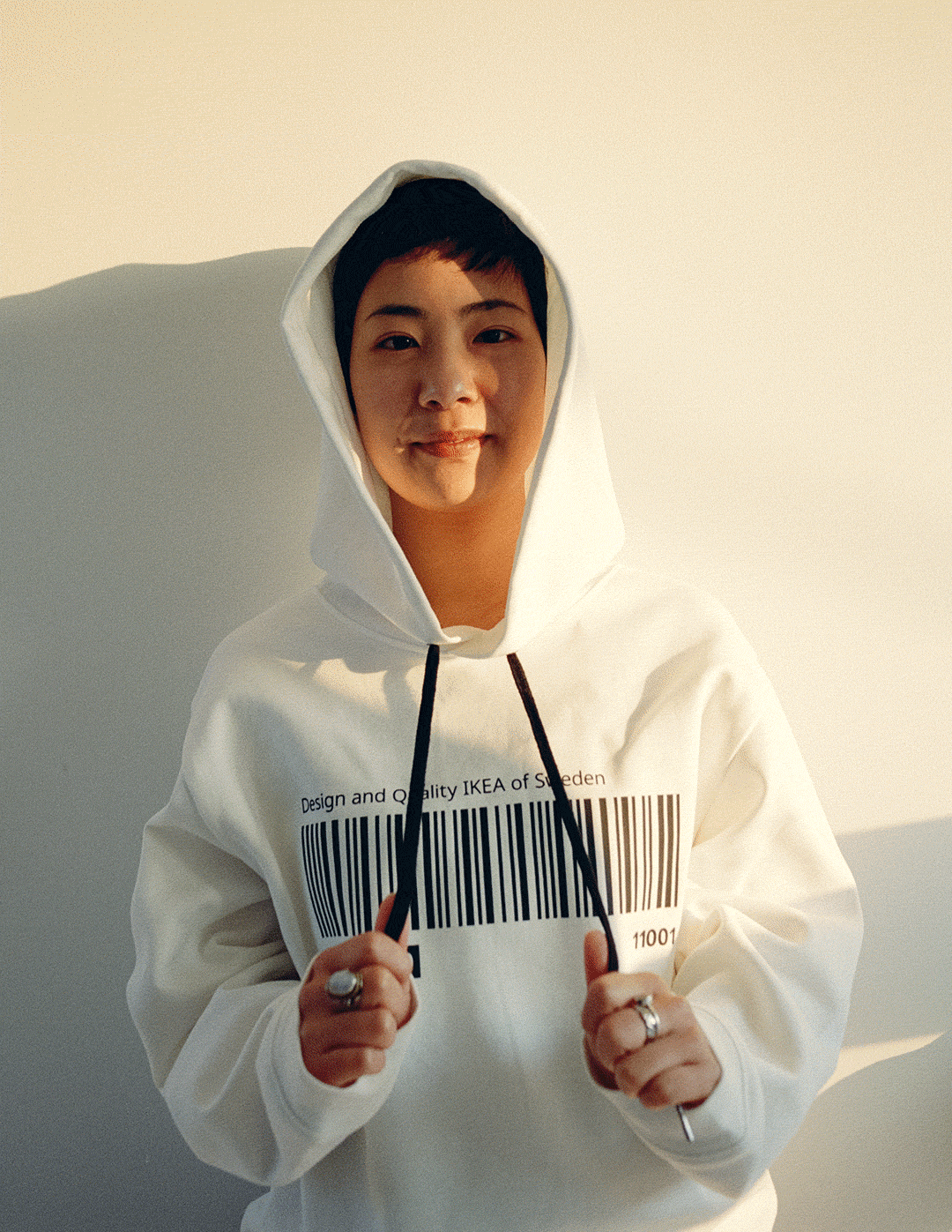 A moving image of a person wearing the EFTERTRÄDA limited collection hoodie